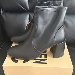 Chic Black Leather Heeled Boots- sz 10